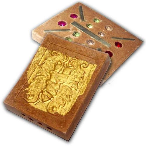 The in koo on the front face of the ongk kroo 'Pim B' version is carried by a butterfly which is covered in gold leaf. The back side of the In Koo Mont Sanaeh Plod Rak amulet has four takrut and twelve sacred gems inserted. And on the base it shows the edition stamp as well as the code number of the limited edition.