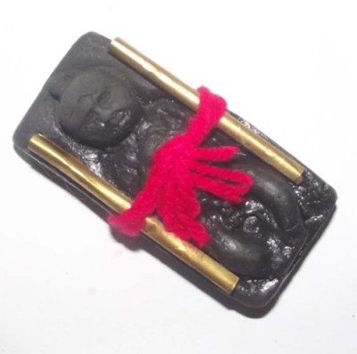 This Kumarn Rueang Rit has three takrut, three precious gems and one bottle of red prai oil embedded into the amulet. Red magic threads are used for the binding spell to keep the kumarn tong spirit within the amulet