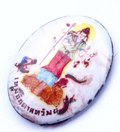 The locket Taep Bandan Sap represents the deva ('taep') who bestows ('bandan') treasured possessions ('sap'). This angelic deity locket amulet was made and blessed by Kroo Ba Kam Bpeng of Asom Sukhawadee.