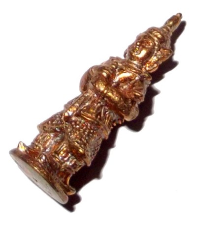 Luang Por Mak used 'nuea samrit phow fai' for making this loi ongk stattuette; the Taw Wes Suwan amulets thus were cast from sacred bronze artifact metals and received a burnished coating. Then, Luang Por Mak also performed hand inscriptions on the base of the amulets.